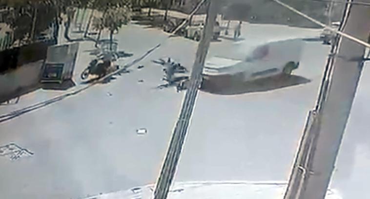 Hafif ticari araçla çarpışan motosikletteki 3 kişi yaralandı; kaza kamerada