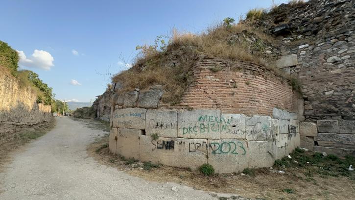 UNESCO geçici listesindeki İznik’te tarihi surlara sprey boyayla zarar verdiler