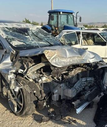 Otomobiller kafa kafaya çarpıştı: 1 ölü, 7 yaralı