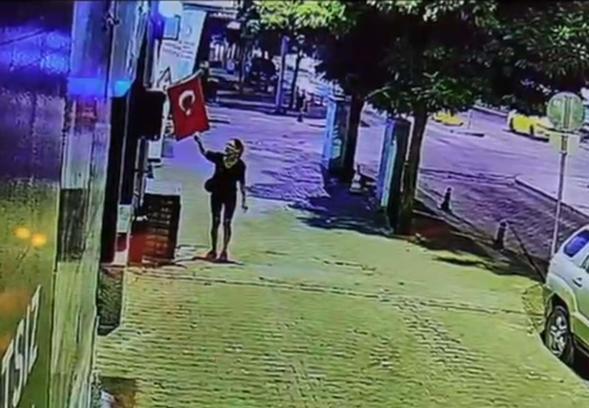 Mağazanın önünde asılı olan Türk bayrağını yakan şüpheli gözaltına alındı