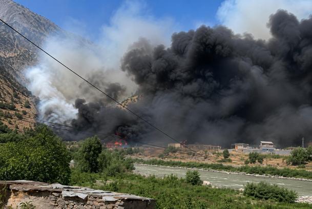 Hakkari'de hurdalık alanda yangın çıktı