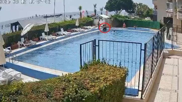 Havuzda boğulma tehlikesi geçiren çocuğu görevli kurtardı; o anlar kamerada