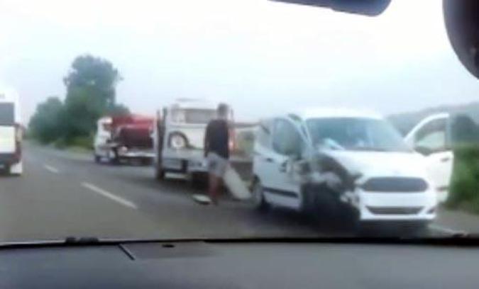 Hafif ticari araç ile otomobil çarpıştı; 1 çocuk öldü, 4 yaralı