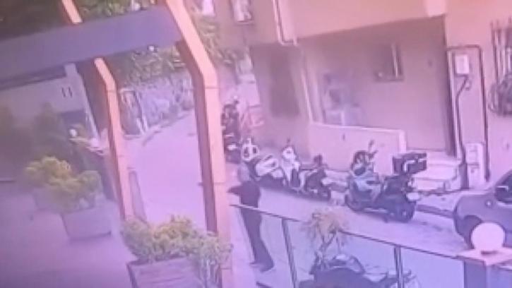 Kağıthane’de ‘Şapkalılar’ suç örgütünün reklam şirketine düzenlediği silahlı saldırı kamerada; 9 gözaltı