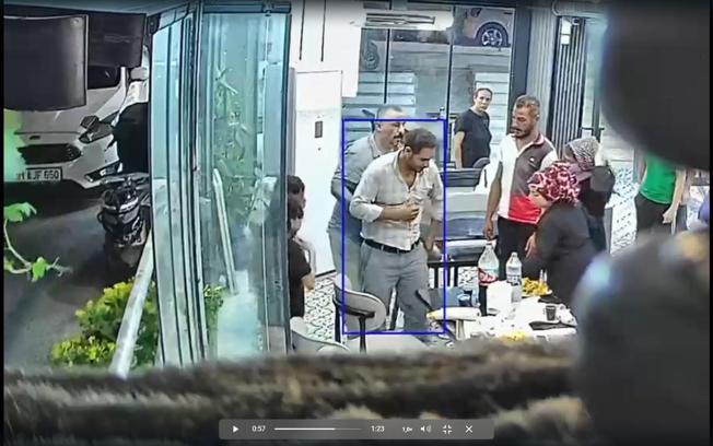 Döner yerken nefes borusuna et parçası kaçan müşterisini Heimlich manevrasıyla kurtardı
