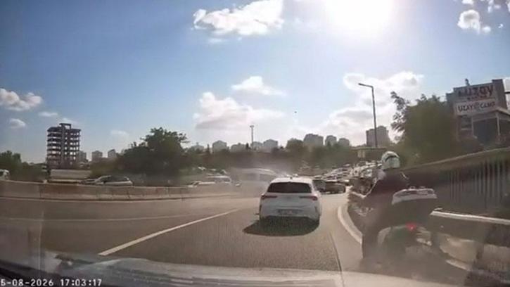 Küçükçekmece'de hafif ticari aracın motosiklete çarptığı kaza kamerada: 3 yaralı