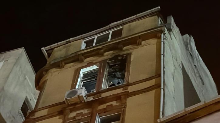 Beyoğlu'nda maç sonrası atılan havai fişek dairede yangına neden oldu