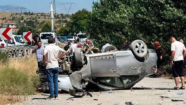 Kastamonu’da bariyerlere çarpan otomobil takla attı: 6 yaralı
