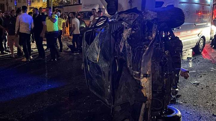 Bursa'da kavşakta 3 otomobil çarpıştı: 1'i ağır, 5 yaralı