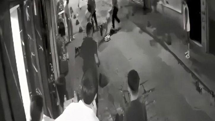 Beyoğlu'nda terriere saldıran pitbull cinsi köpeğin sahibinin bıçaklandığı kavga kamerada