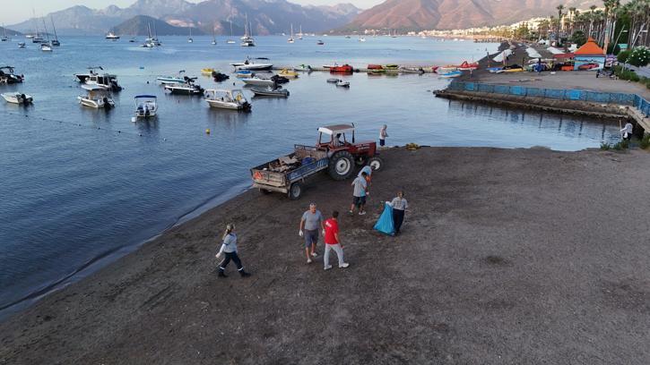 Halk Plajı güne temizlikle başlıyor