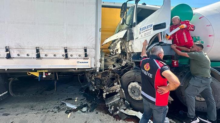 Sürücüsünün direksiyon başında uyuduğu beton mikseri 2 TIR’a çarptı; 1 yaralı