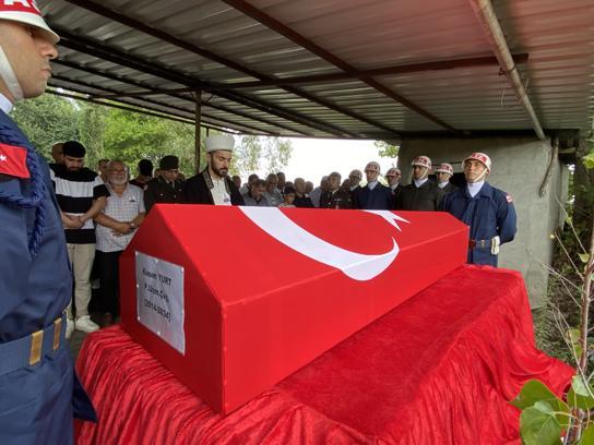 Merdivenli itfaiye aracıyla evine girerken kazada ölen uzman çavuş defnedildi