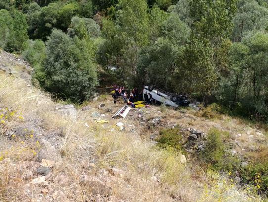 Sivas'ta yolcu minibüsü uçuruma devrildi: 4 ölü, 10 yaralı
