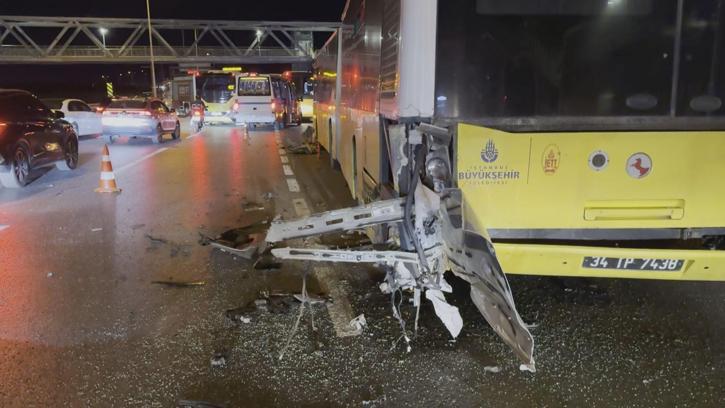 Büyükçekmece'de otomobil İETT otobüsüne çarptı: 1’i ağır 3 yaralı