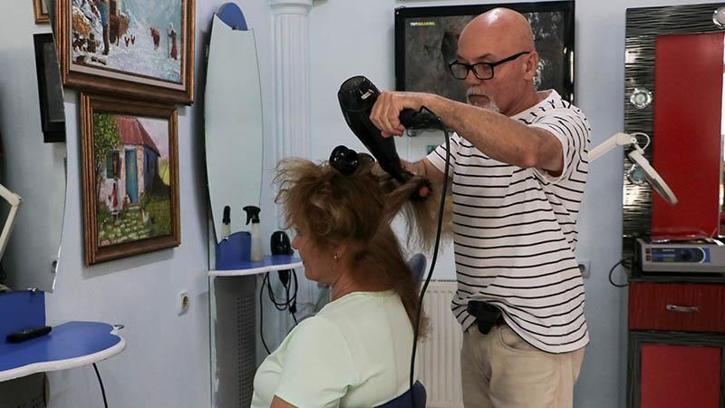 Emekli astsubay, kuaför dükkanını sanat atölyesine çevirdi