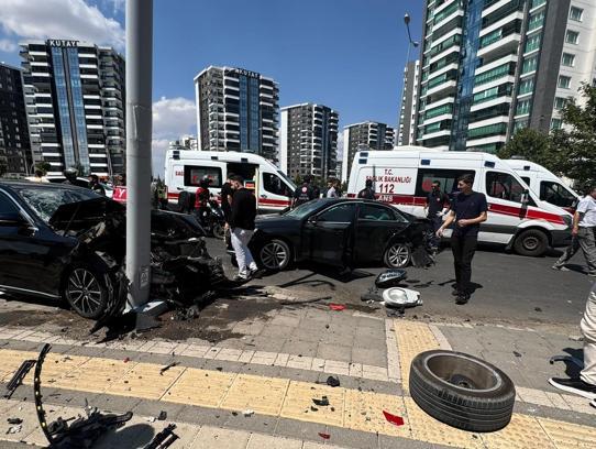 Diyarbakır'da otomobiller çapıştı: 1'i ağır 2 yaralı