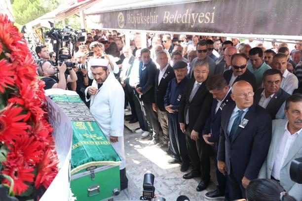 Özgür Özel, Yılmaz Büyükerşen'in kız kardeşinin cenazesine katıldı