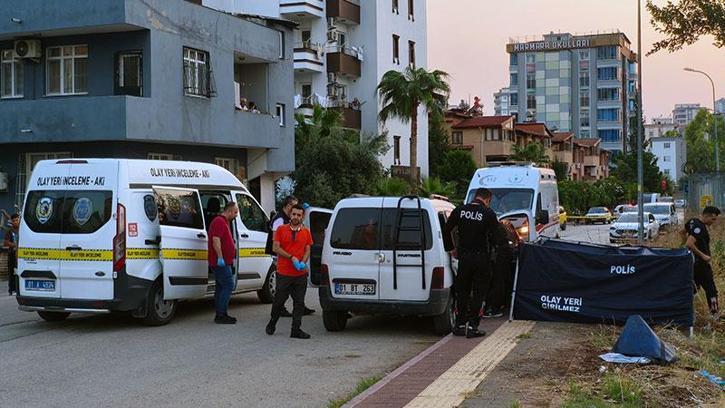 Husumetlisi ile eşini iş yerinde, müdahale eden oğlunu da araçta silahla vurdu: Baba ve oğlu öldü, anne yaralı