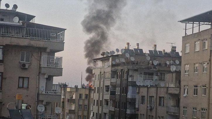 Diyarbakır’da 7 katlı binanın çatı katında yangın