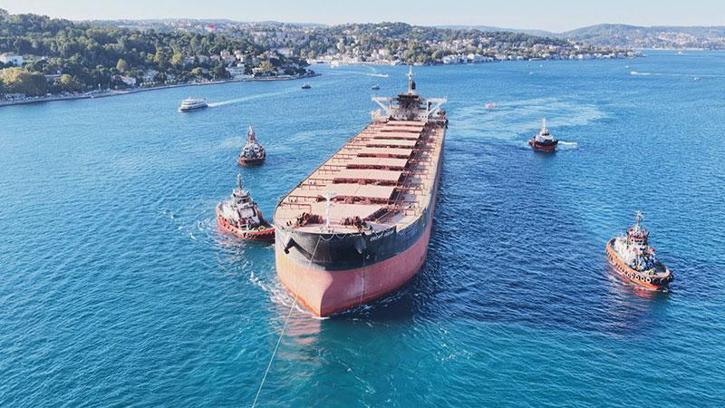 Rusya'da İHA saldırısına uğrayan gemi İstanbul Boğazı'ndan geçti
