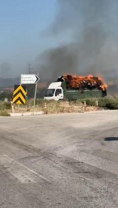 Seyir halindeki kamyondaki saman balyaları yandı; o anlar kamerada