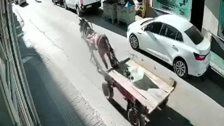 Sürücüsüz at arabası, otomobile çarptı; o anlar kamerada