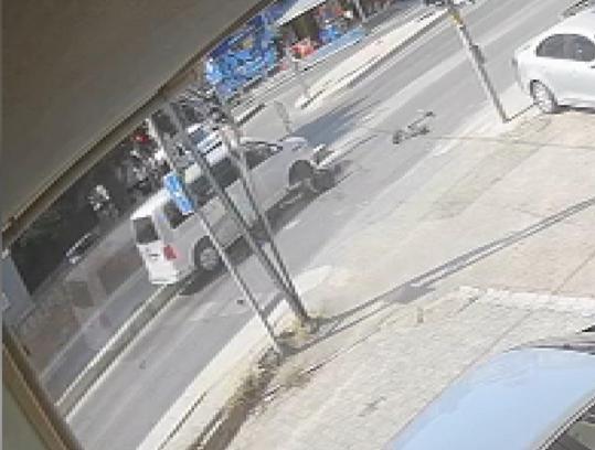 Kartal’da minibüsün skutere çarptığı kaza kamerada