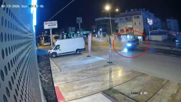 Takla atan otomobil, üst geçidin merdivenlerine çarptı; 2 yaralı
