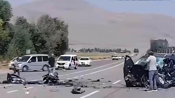 Van'da iki hafif ticari araç kafa kafaya çarpıştı: 2 ölü, 9 yaralı
