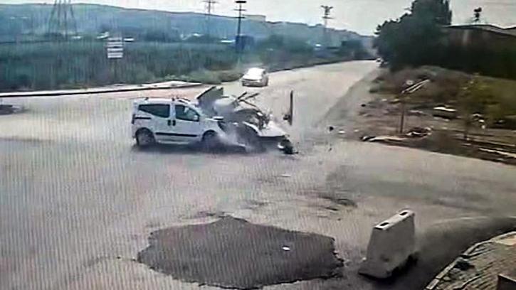 Osmaniye’de otomobil ile hafif ticari aracın çarpıştığı kaza kamerada: 2 yaralı