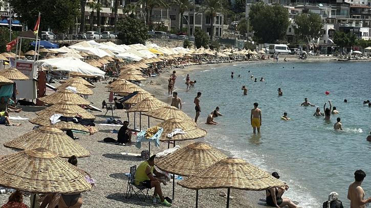 Bodrum'da hava sıcaklığı 40 dereceyi aştı, sahiller doldu