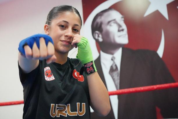 Hem çalışıp hem antrenman yapan muay thai sporcusu Ecrin, dünya şampiyonası biletini aldı