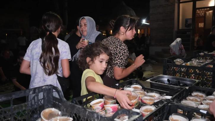 İnegöl Belediyesi’nden Mevlid Kandili’nde helva ikramı