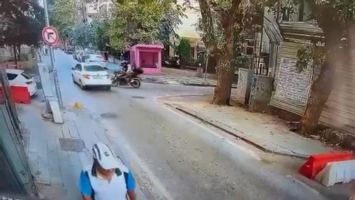 Kadıköy’de motosikletin otomobile çarptığı kaza kamerada