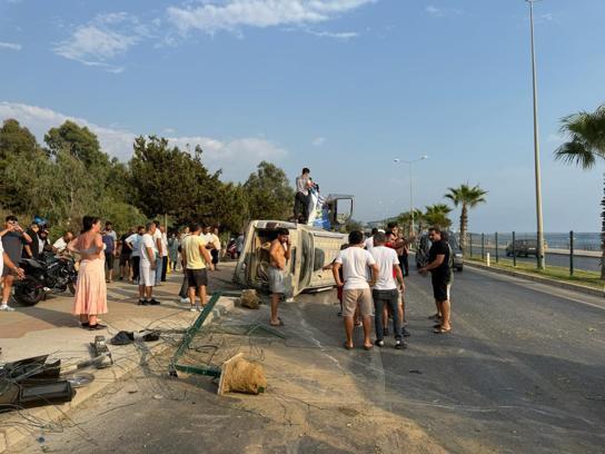 Bisikletliye çarpmamak için manevra yapan araç devrildi: 2 yaralı