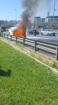 Üsküdar’da seyir halindeki cip alev alev yandı