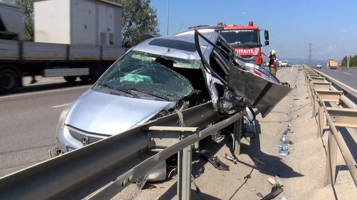Çekmeköy'de bariyerlere çarpan otomobil sürücüsü yaralandı