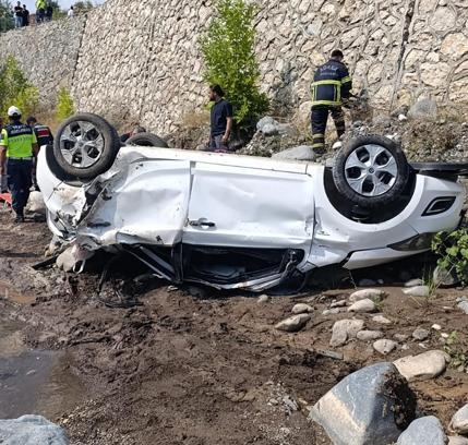 Adana’da otomobil dereye uçtu: 2 ölü, 1 yaralı