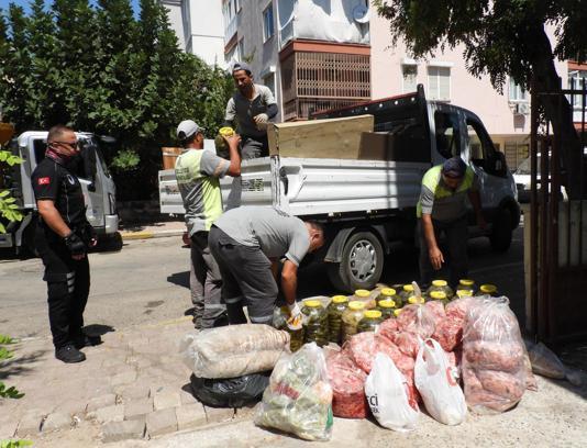 Kepez'de gıda deposuna denetim; 152 kilo et ve 20 bidon turşuya el konuldu
