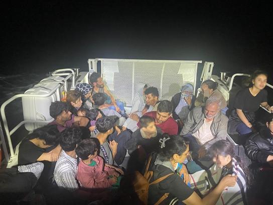 Çanakkale'de 37 kaçak göçmen ile 2 organizatör şüphelisi yakalandı