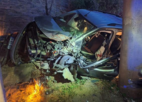 Hafif ticari araç yol kenarına savruldu; 1 ölü, 3 yaralı