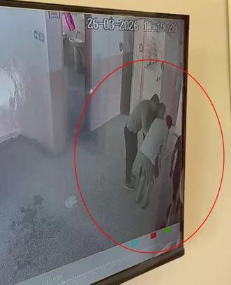 Nefes  borusuna şeker kaçan çocuğu okul müdürü Heimlich manevrasıyla kurtardı