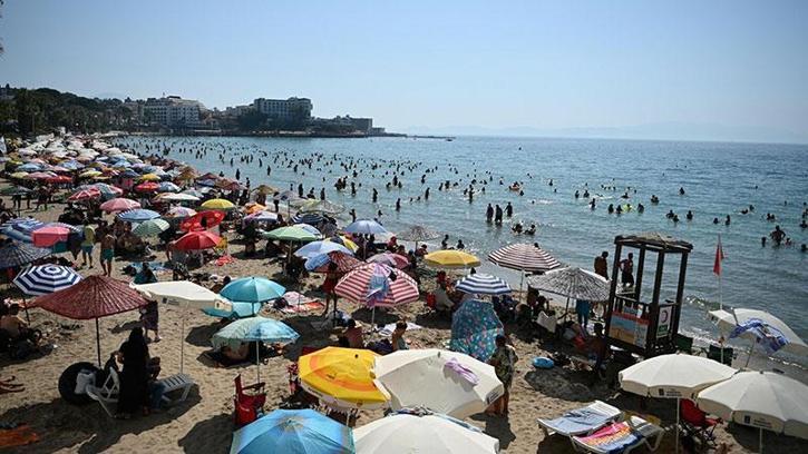 Kuşadası'nda hava sıcaklığı 37 dereceye ulaştı, plajlar doldu