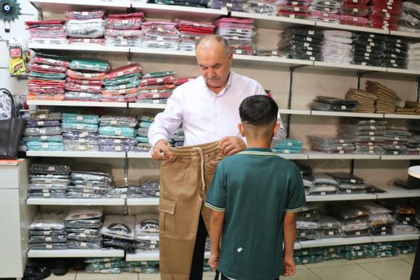 Muhtar, hayırseverlerle ihtiyaç sahibi çocuklar arasında köprü oldu