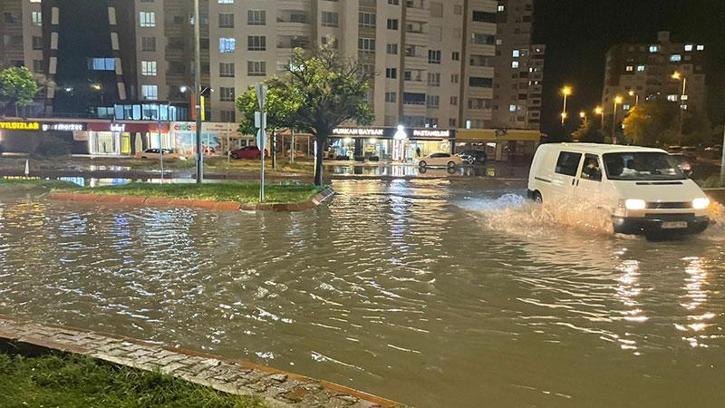 Kayseri'de sağanak sele dönüştü; yollar göle döndü