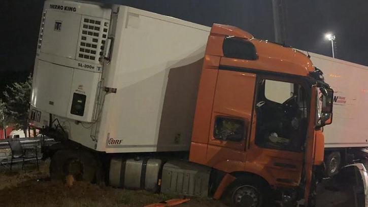Çekmeköy'de yağış nedeniyle kayganlaşan yolda TIR bariyere çarptı