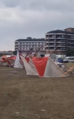 Arsuz’da Gastro Fest alanı fırtınada zarar gördü: Çadırlar uçtu, ekipmanlar hasar aldı