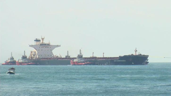 Liberya bayraklı kuru yük gemisi İstanbul Boğazı'ndan geçiyor, trafik durduruldu