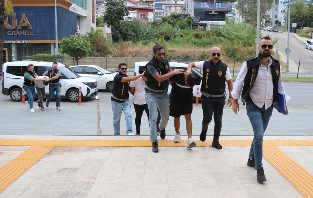 Döviz bürosu soygununda gözaltına alınan 3 şüpheli adliyede